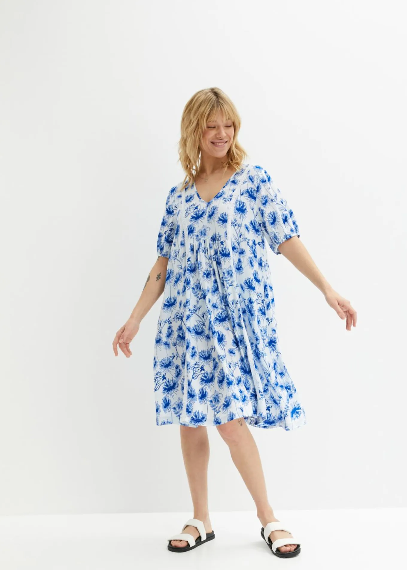 Vestido tipo túnica hasta la rodilla con detalles de encaje