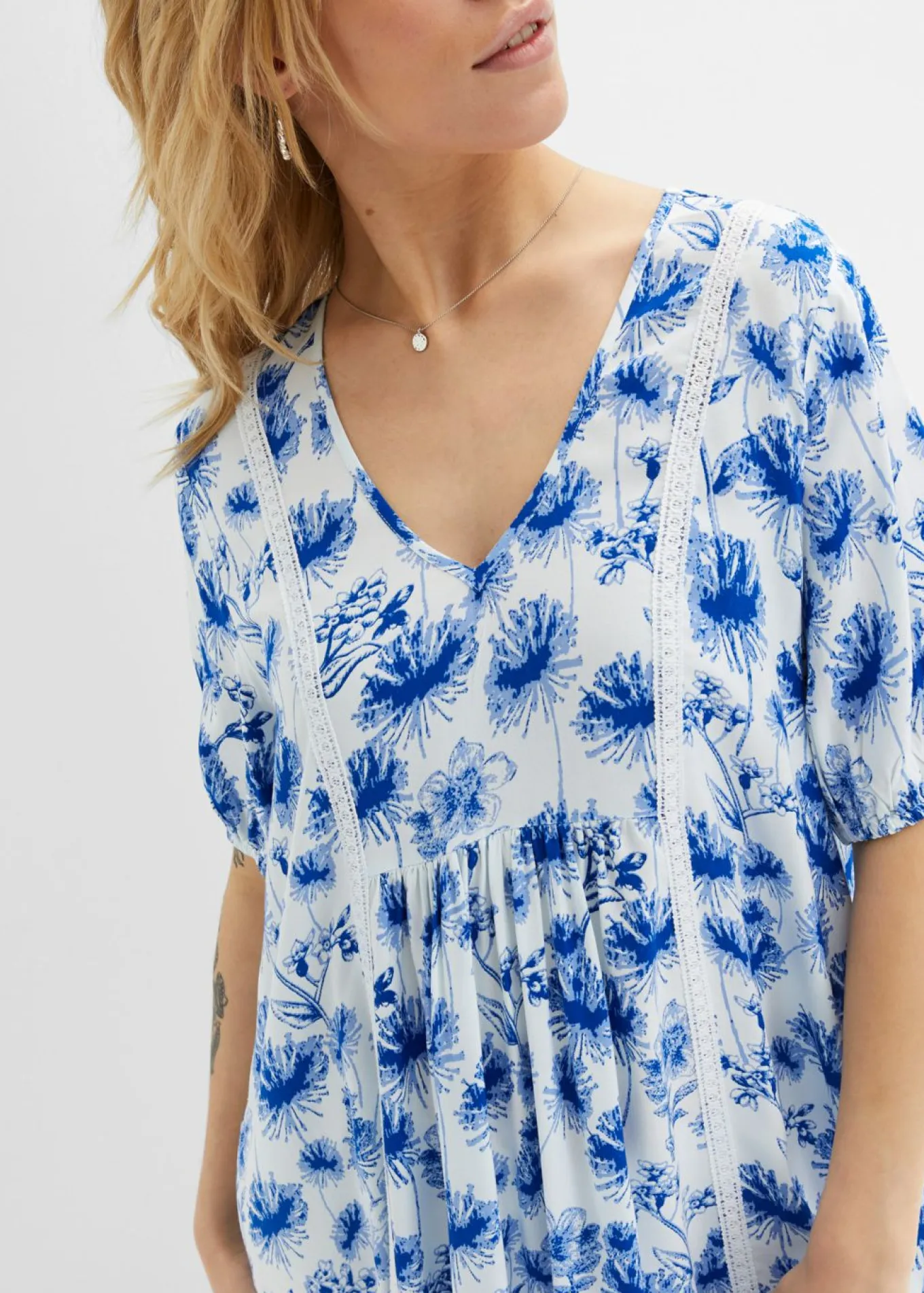 Vestido tipo túnica hasta la rodilla con detalles de encaje