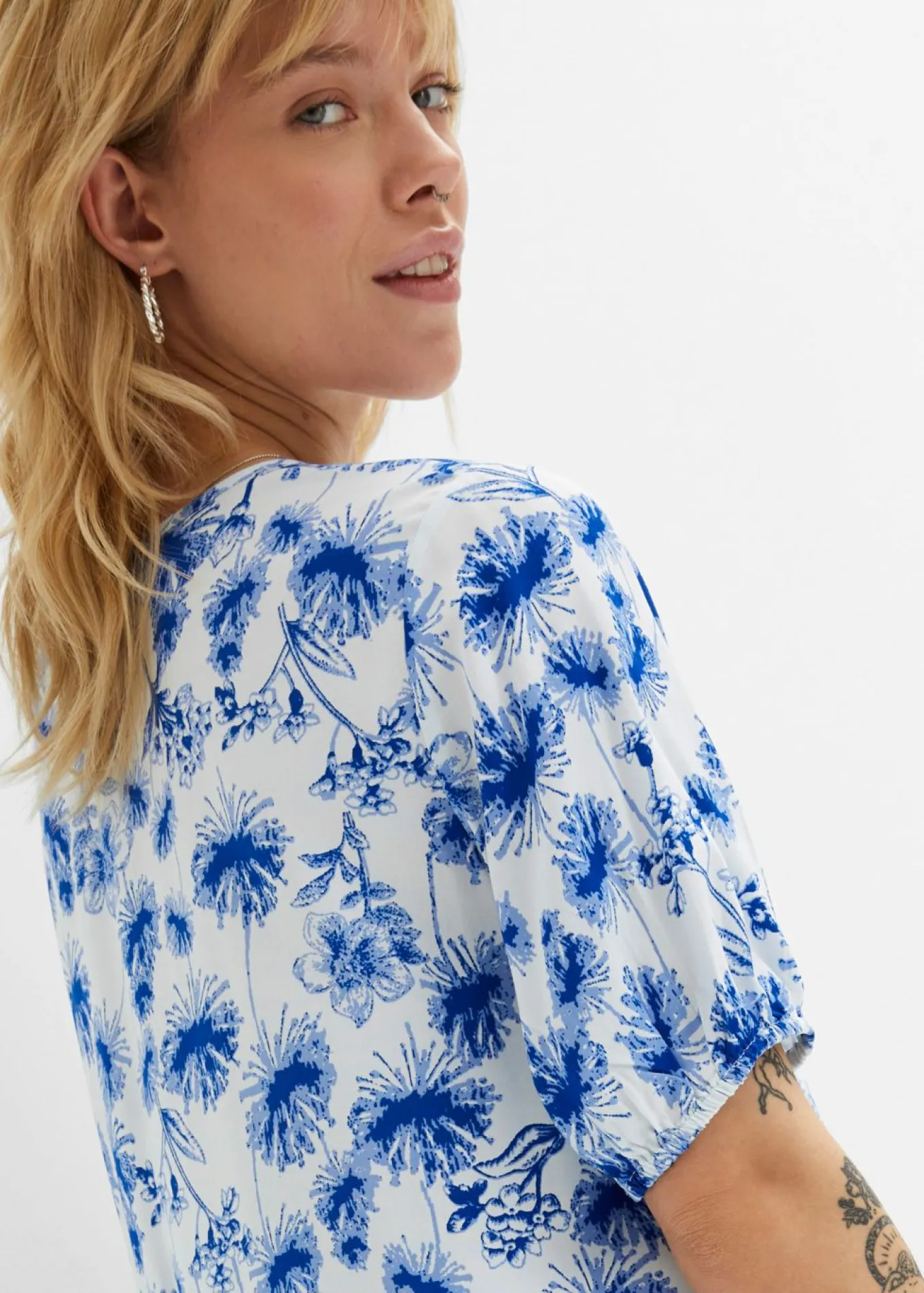 Vestido tipo túnica hasta la rodilla con detalles de encaje