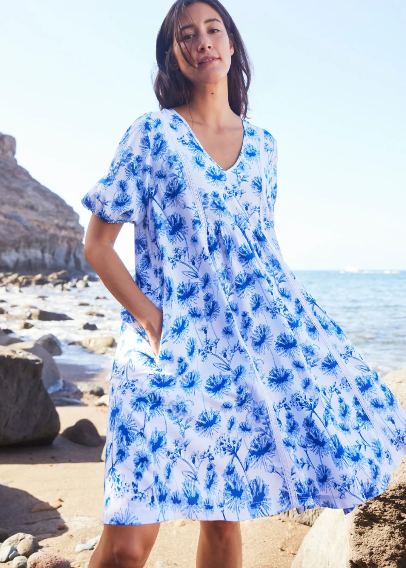 Vestido tipo túnica hasta la rodilla con detalles de encaje