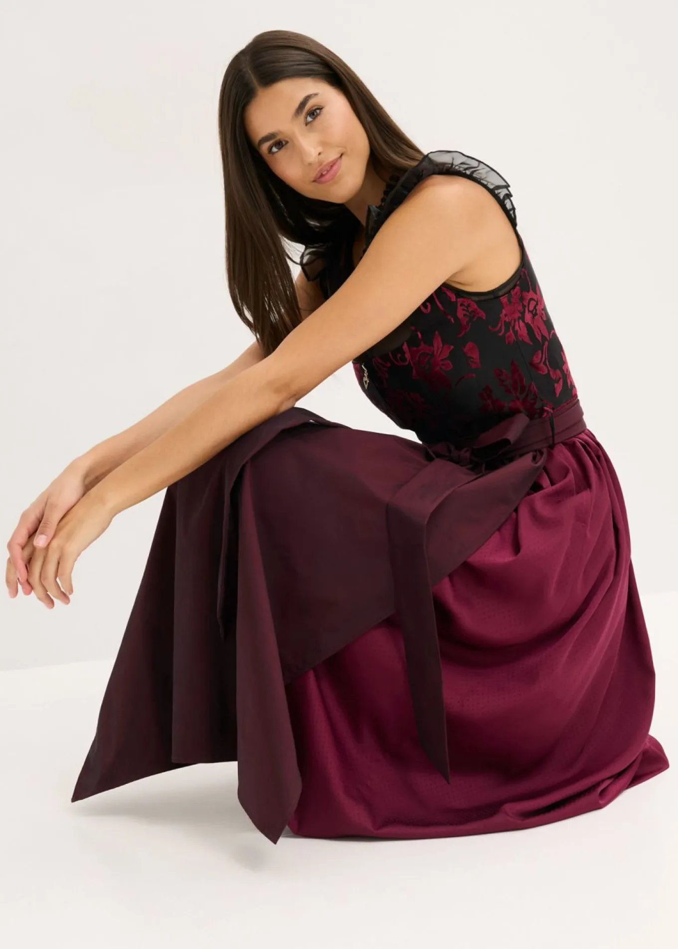 Vestido tirolés con terciopelo y largo midi (2 piezas)
