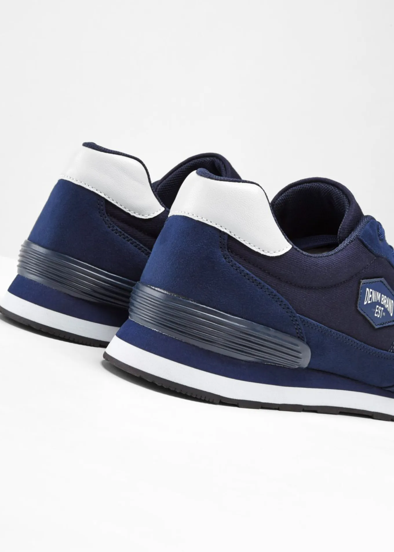 Zapatillas con aplicación de malla