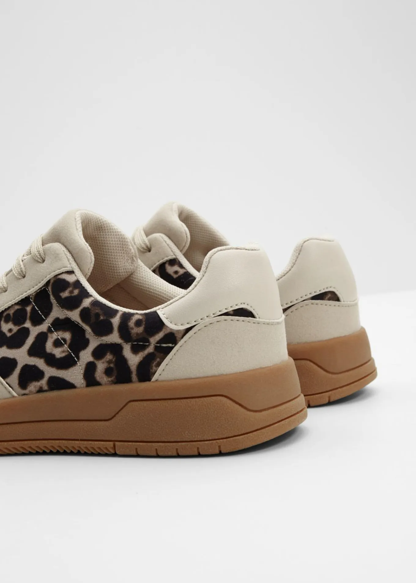 Zapatillas con detalles animales