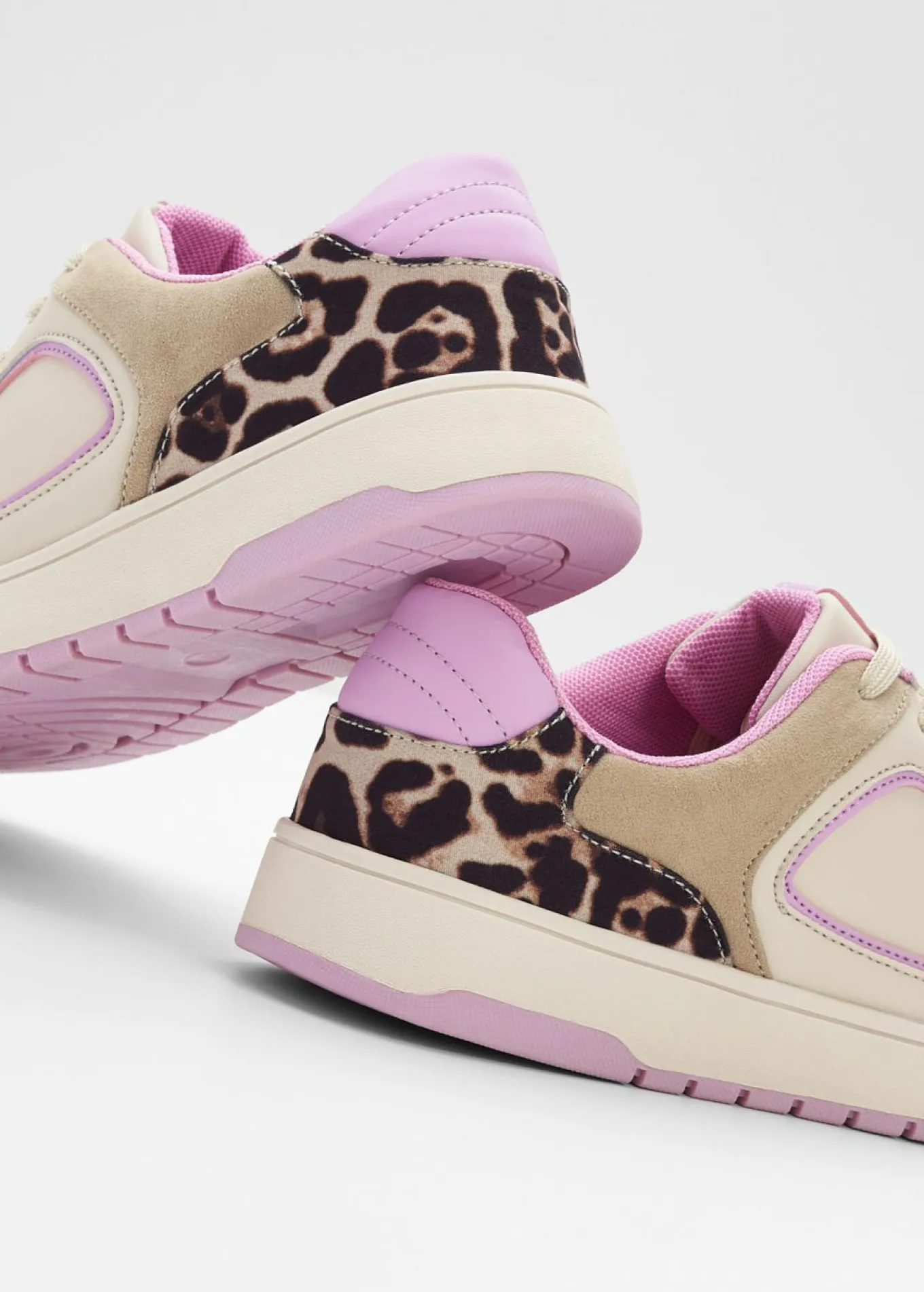 Zapatillas con detalles animales