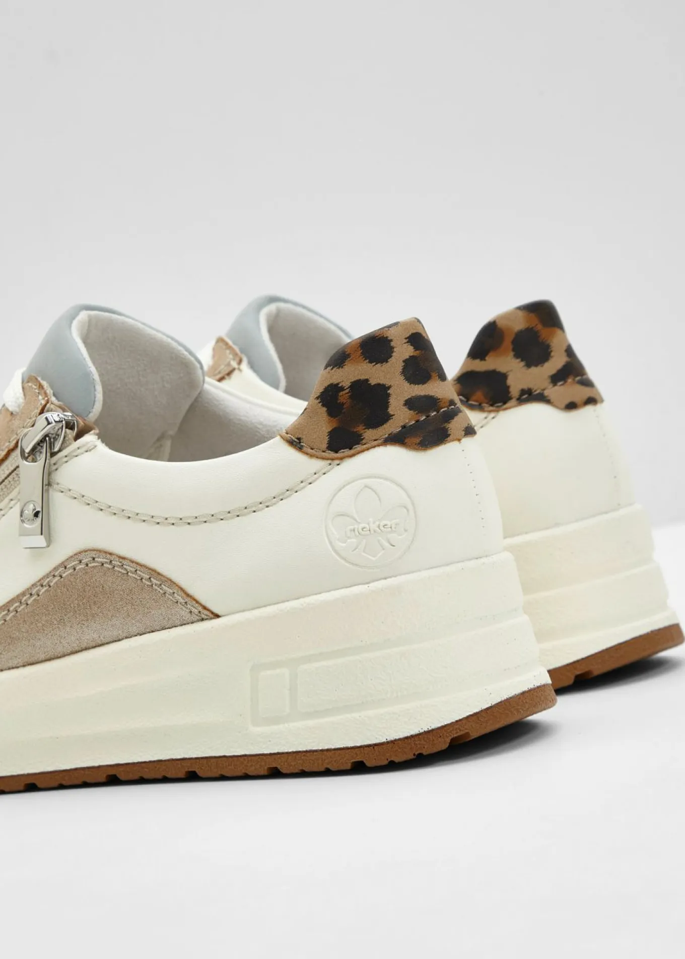 Zapatillas deportivas cómodas de Rieker en ancho cómodo con plataforma