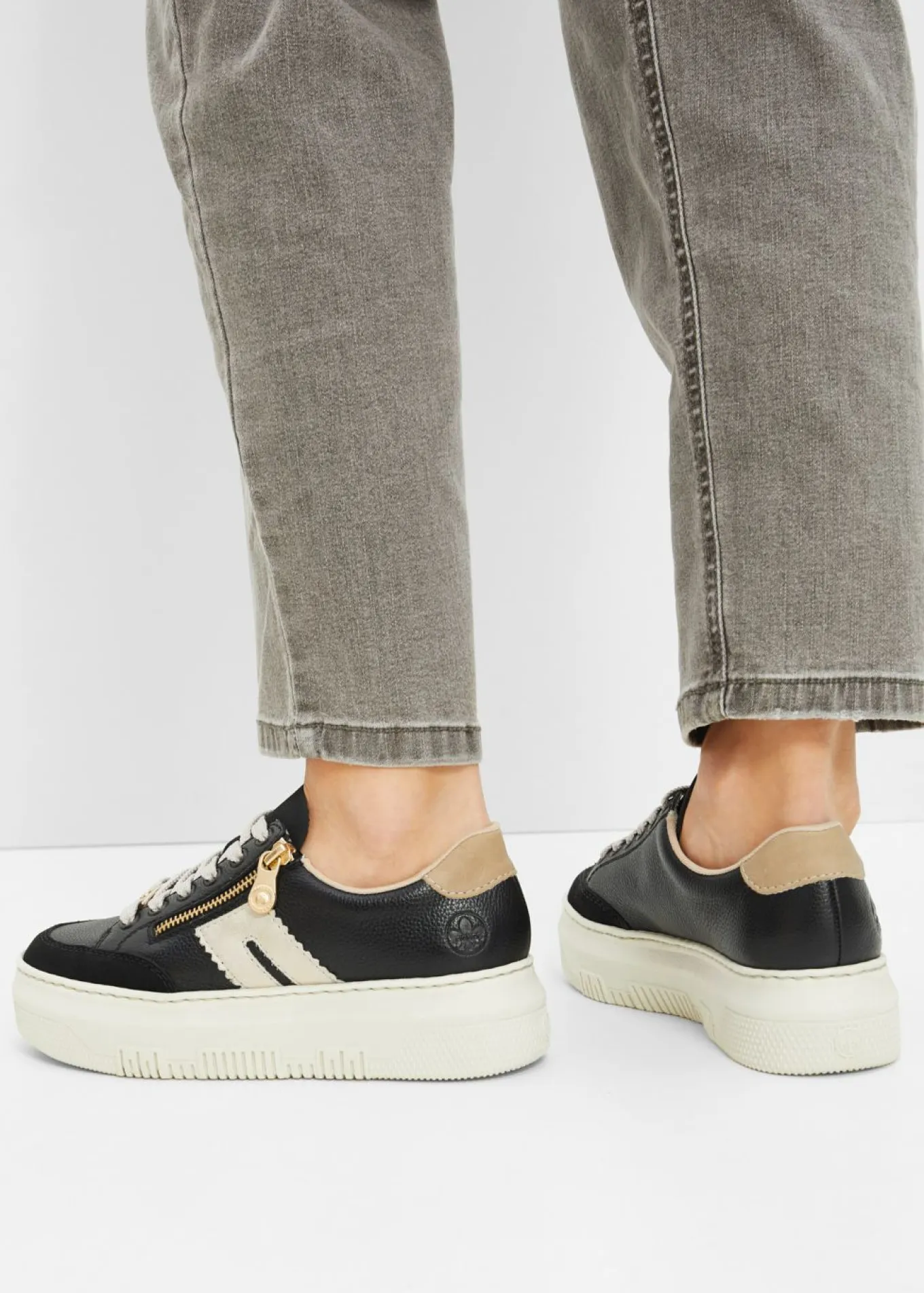 Zapatillas deportivas cómodas de Rieker de piel con plataforma