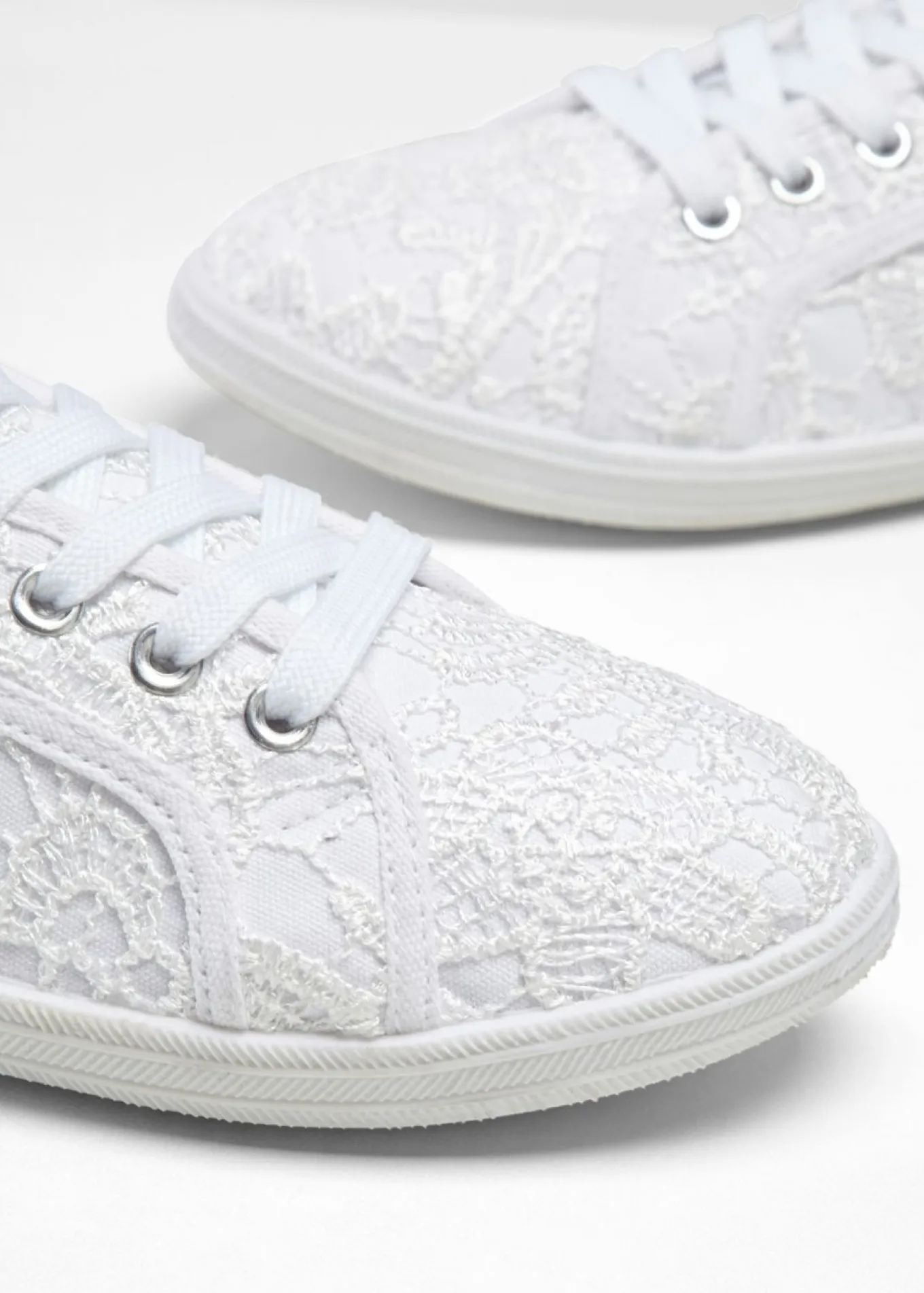 Zapatillas deportivas con encaje
