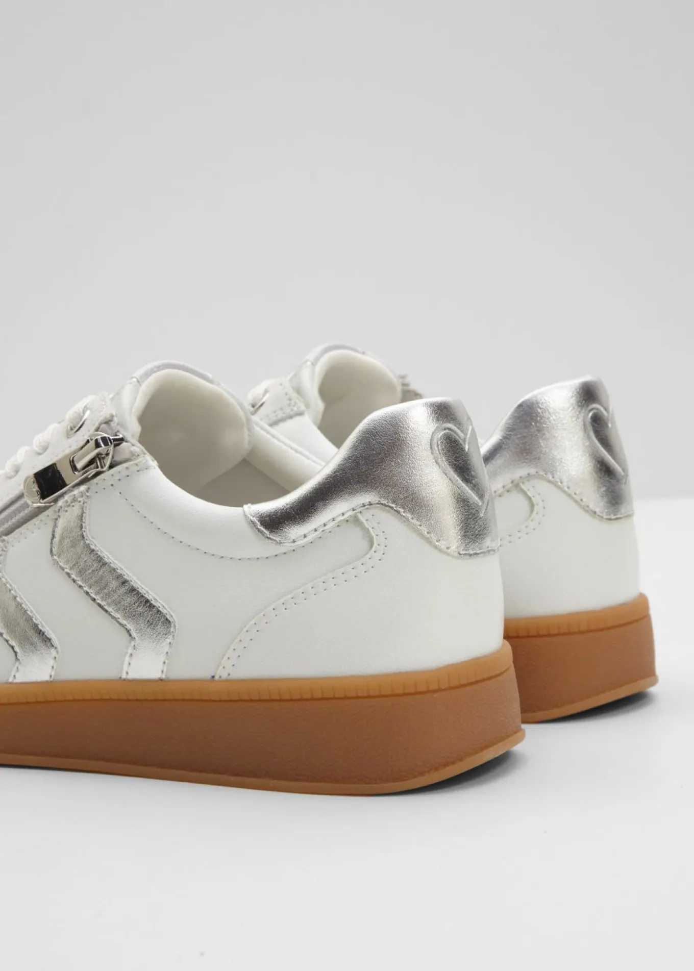 Zapatillas Marco Tozzi con look retro