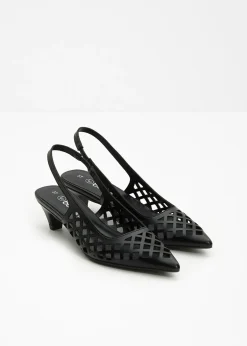 Zapatos con aberturas y talón al descubierto
