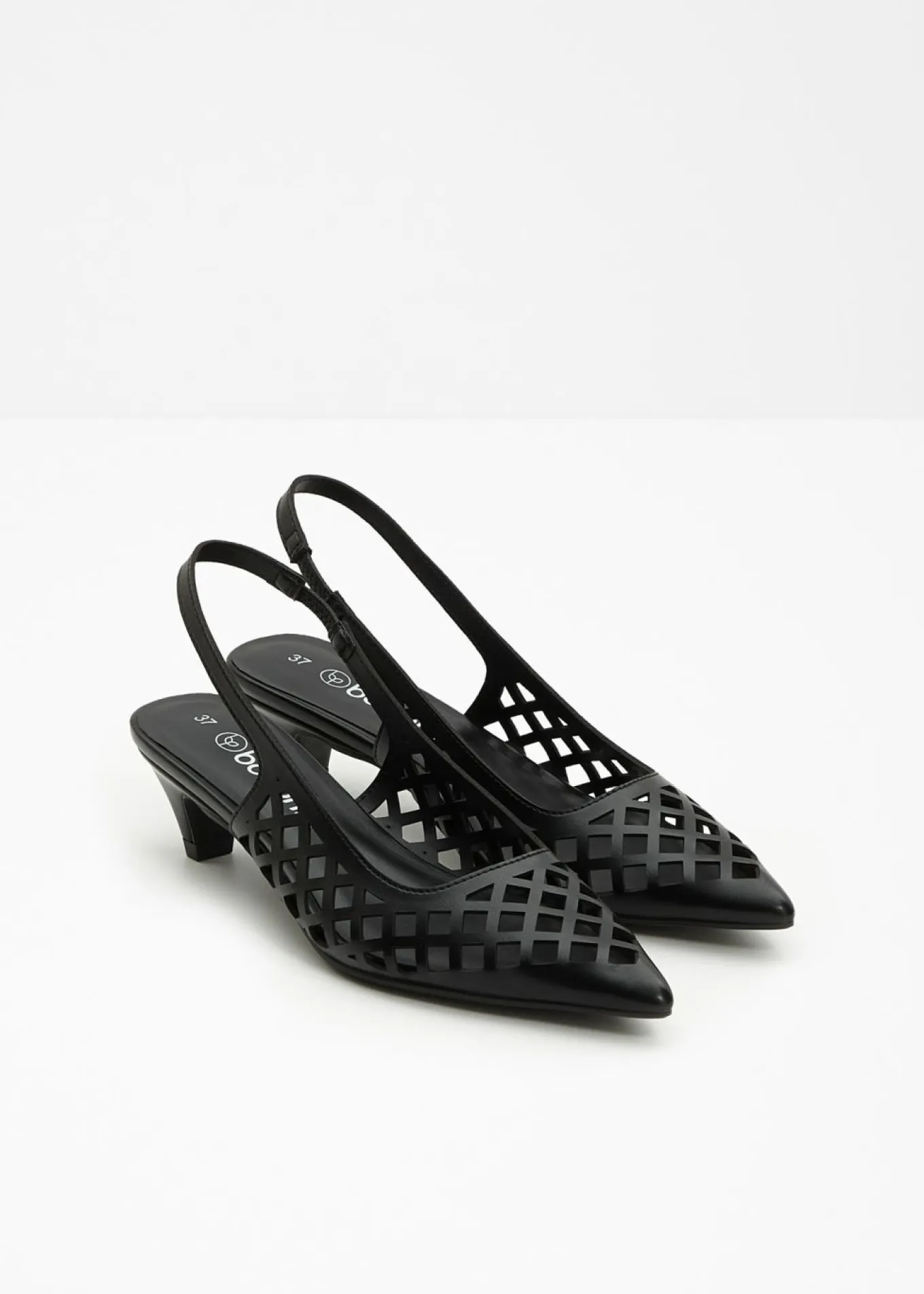 Zapatos con aberturas y talón al descubierto