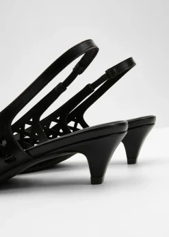 Zapatos con aberturas y talón al descubierto