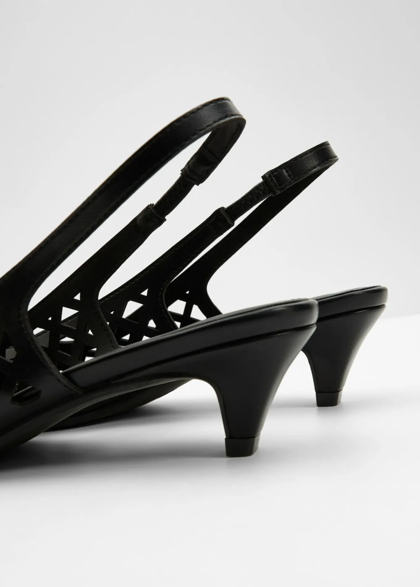 Zapatos con aberturas y talón al descubierto