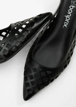Zapatos con aberturas y talón al descubierto