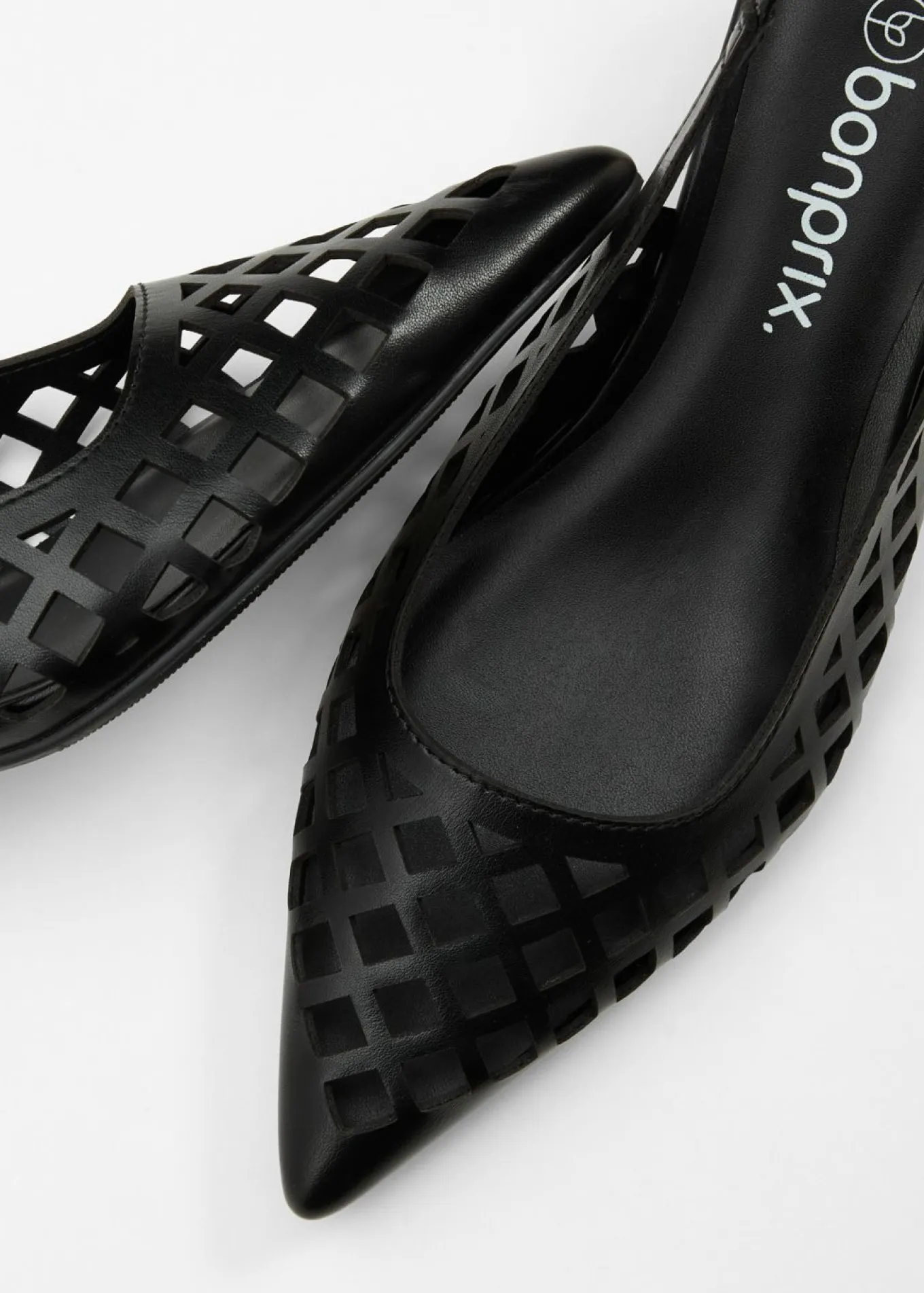 Zapatos con aberturas y talón al descubierto