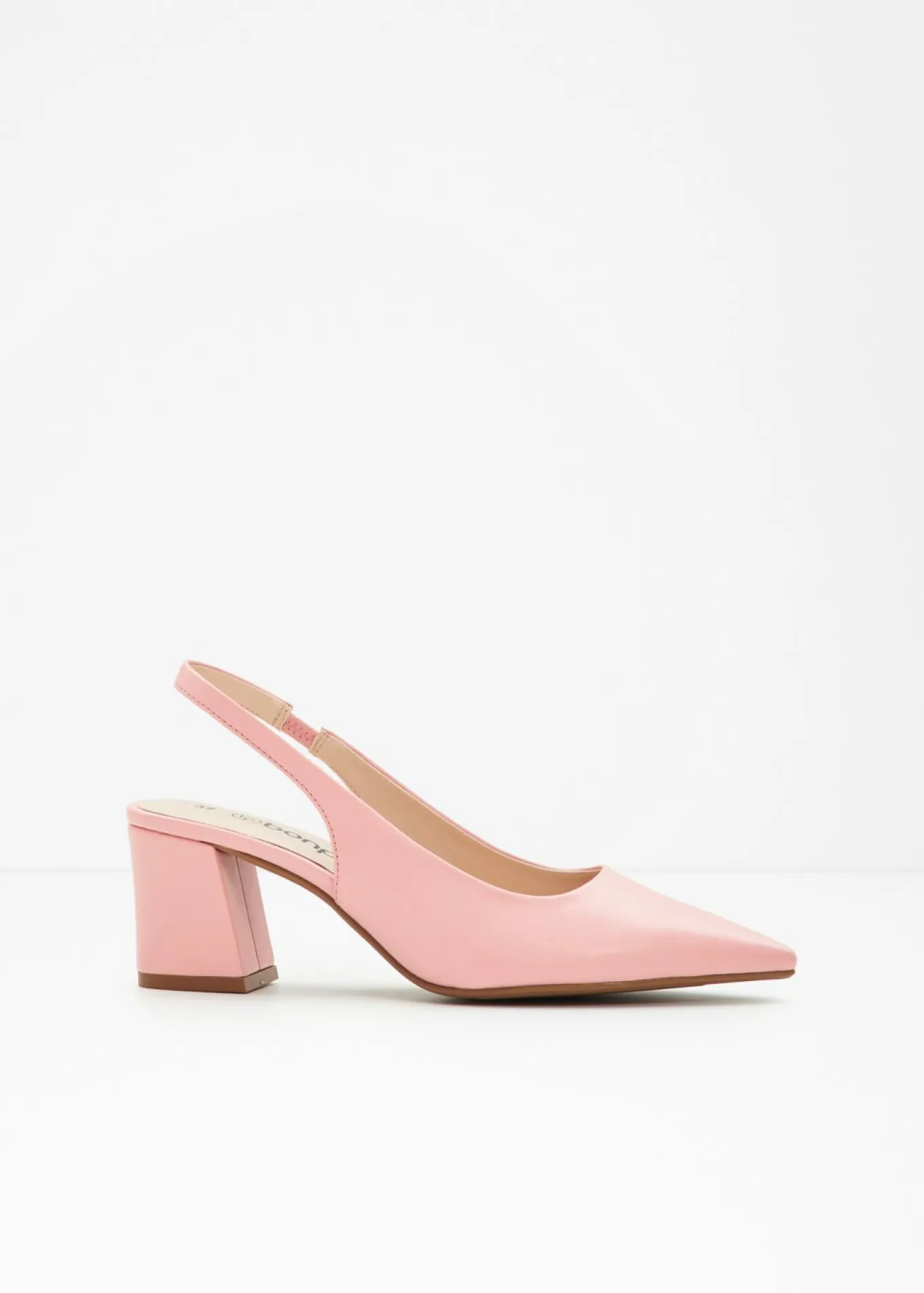 Zapatos con tacón grueso y talón al descubierto
