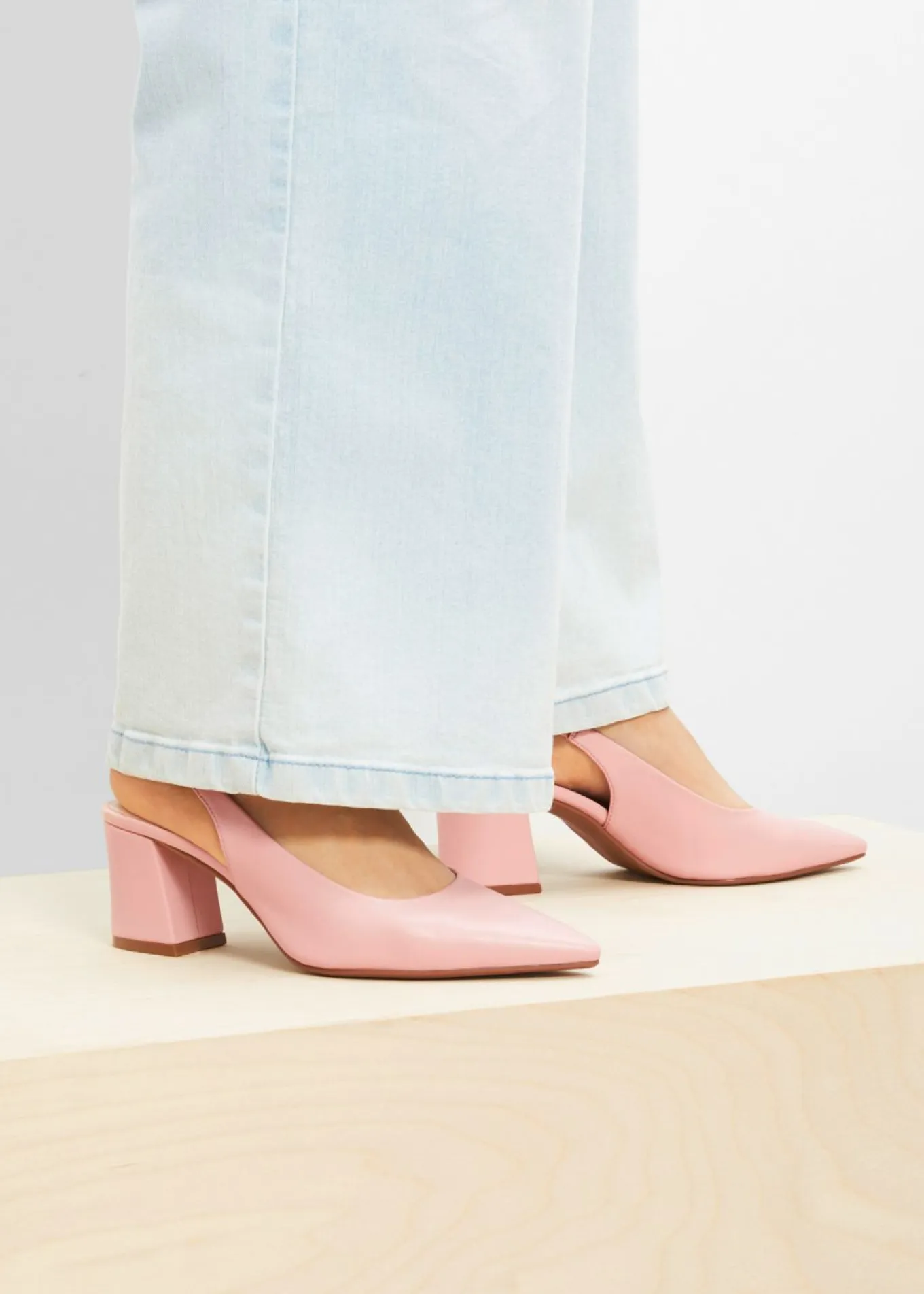 Zapatos con tacón grueso y talón al descubierto