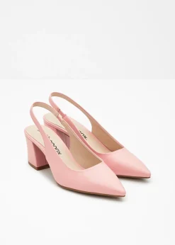 Zapatos con tacón grueso y talón al descubierto