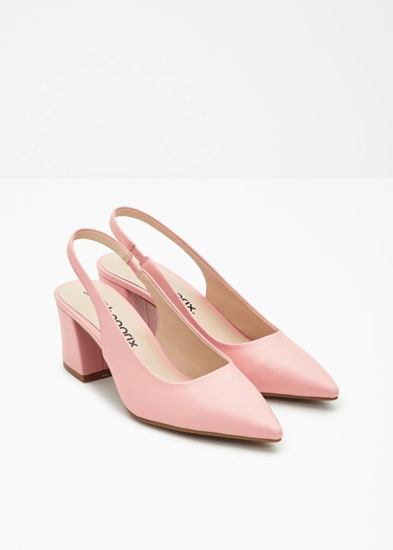 Zapatos con tacón grueso y talón al descubierto