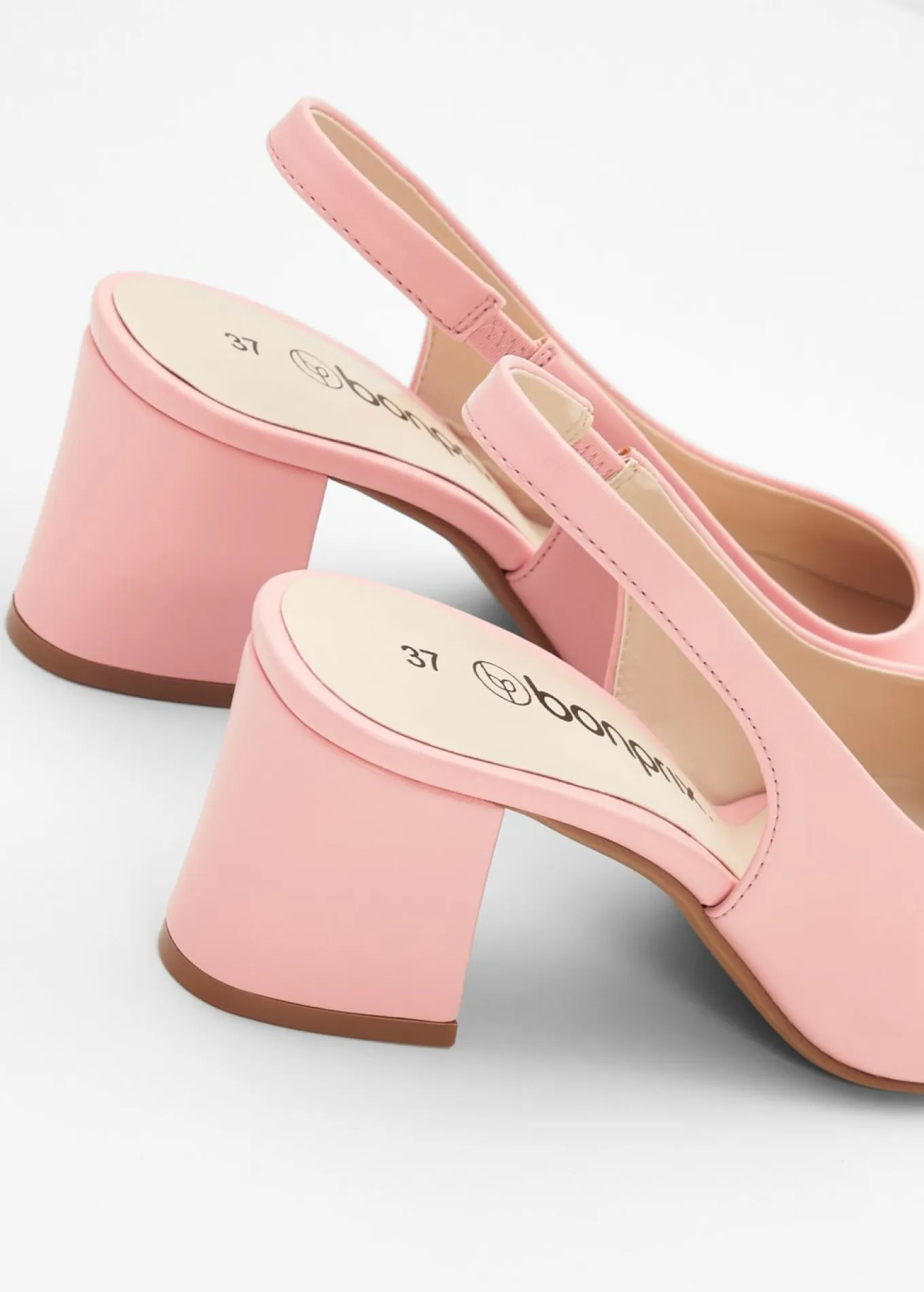 Zapatos con tacón grueso y talón al descubierto