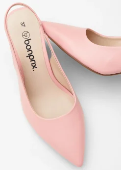 Zapatos con tacón grueso y talón al descubierto