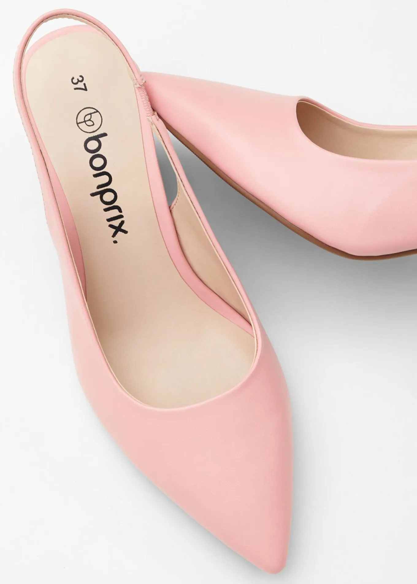 Zapatos con tacón grueso y talón al descubierto