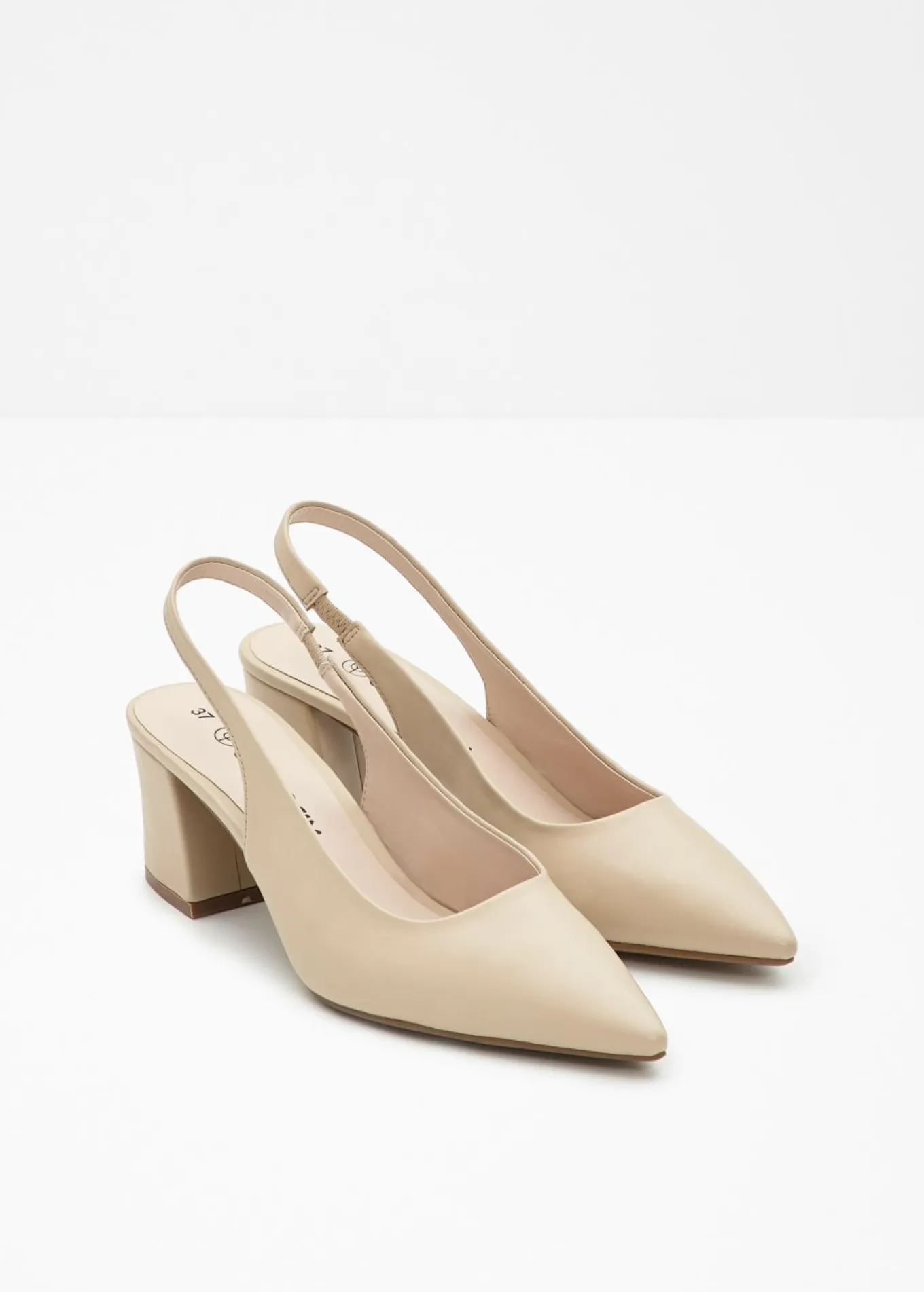 Zapatos con tacón grueso y talón al descubierto