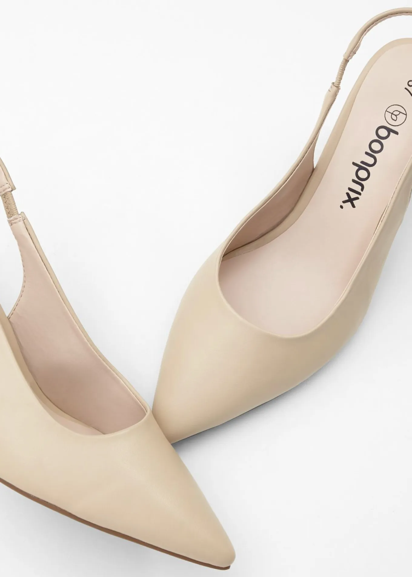 Zapatos con tacón grueso y talón al descubierto
