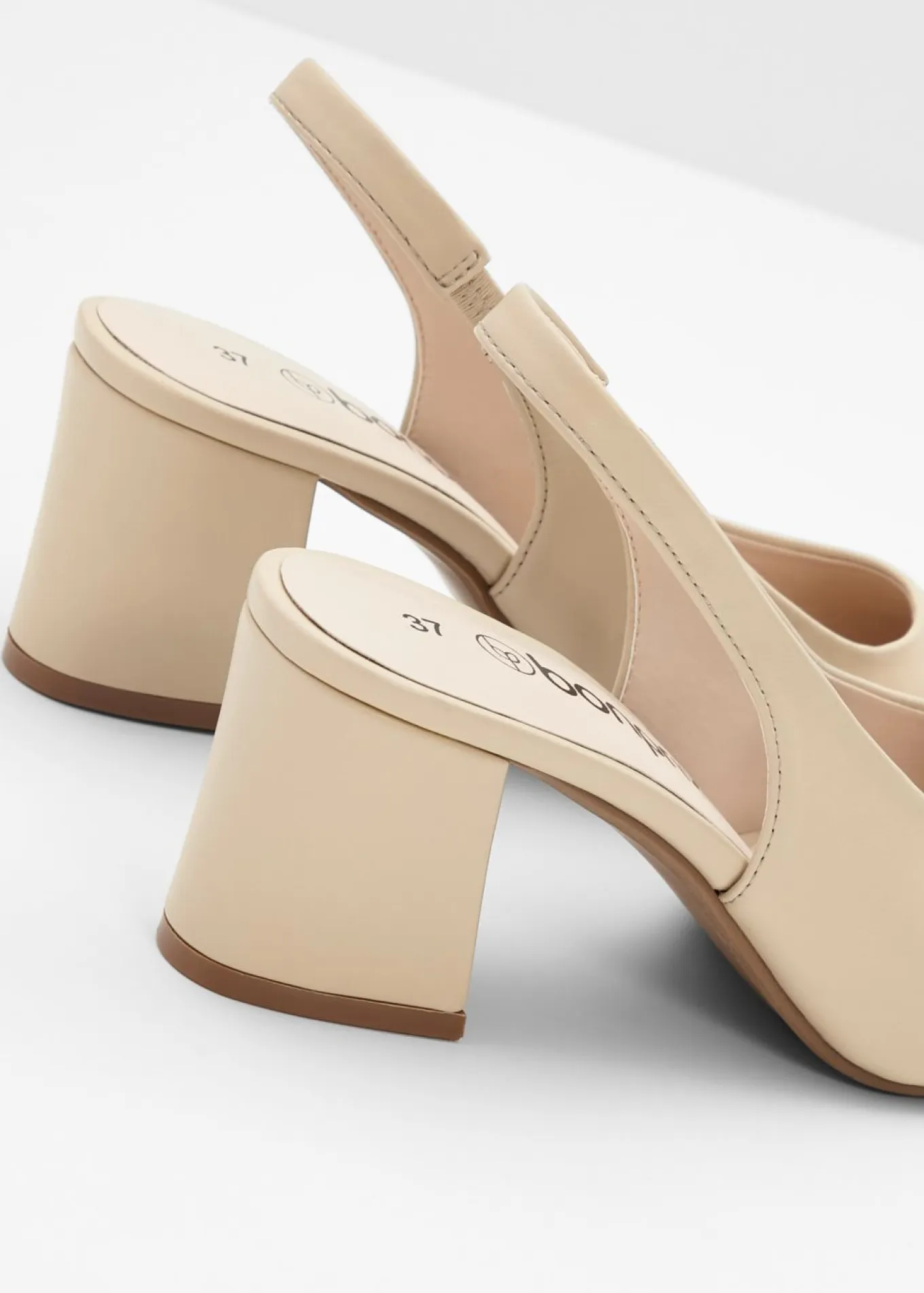 Zapatos con tacón grueso y talón al descubierto