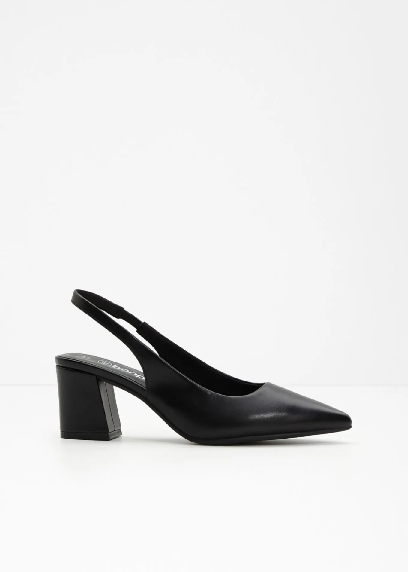 Zapatos con tacón grueso y talón al descubierto