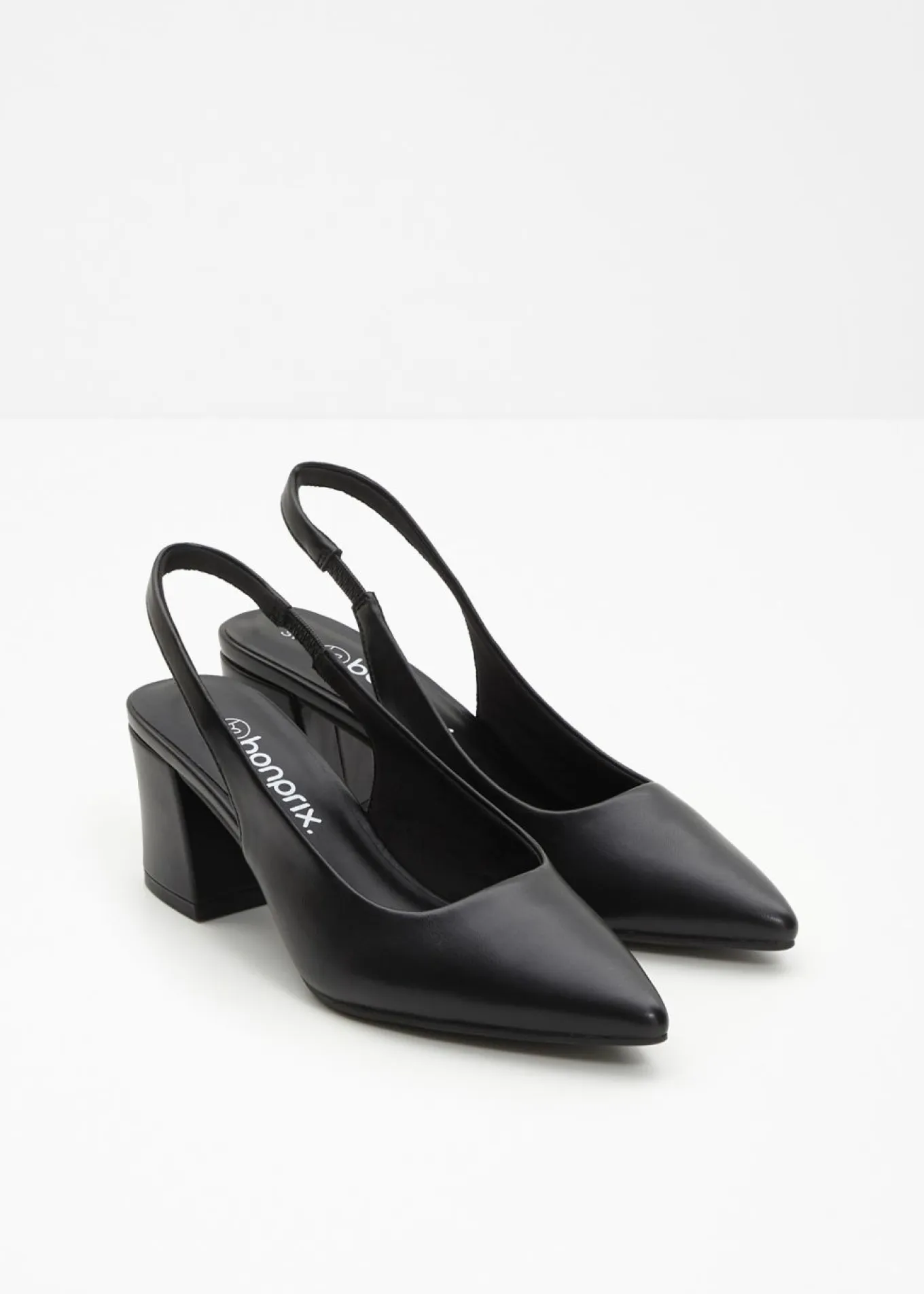 Zapatos con tacón grueso y talón al descubierto