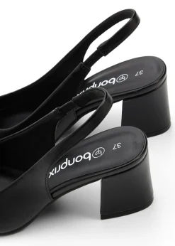 Zapatos con tacón grueso y talón al descubierto