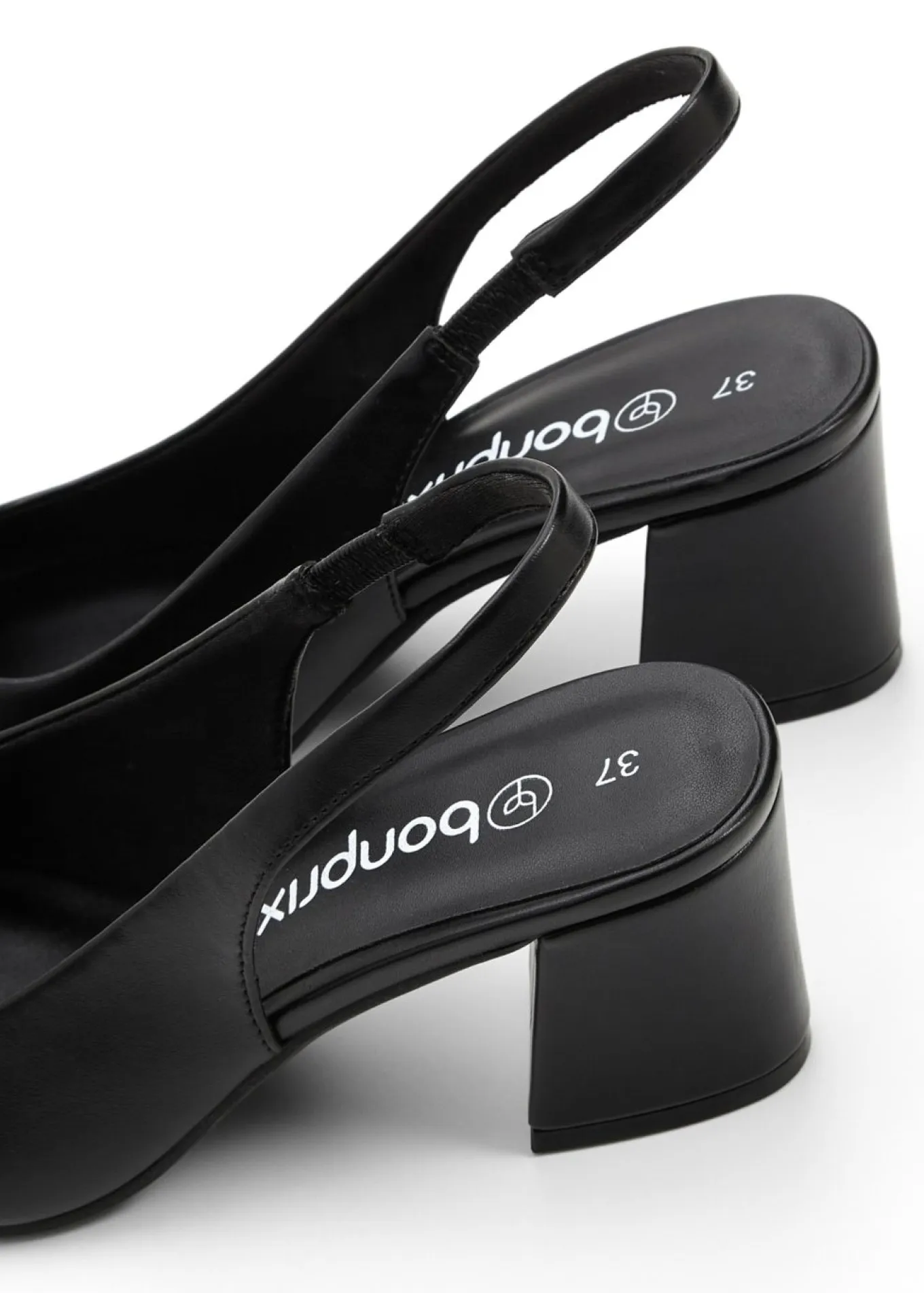 Zapatos con tacón grueso y talón al descubierto