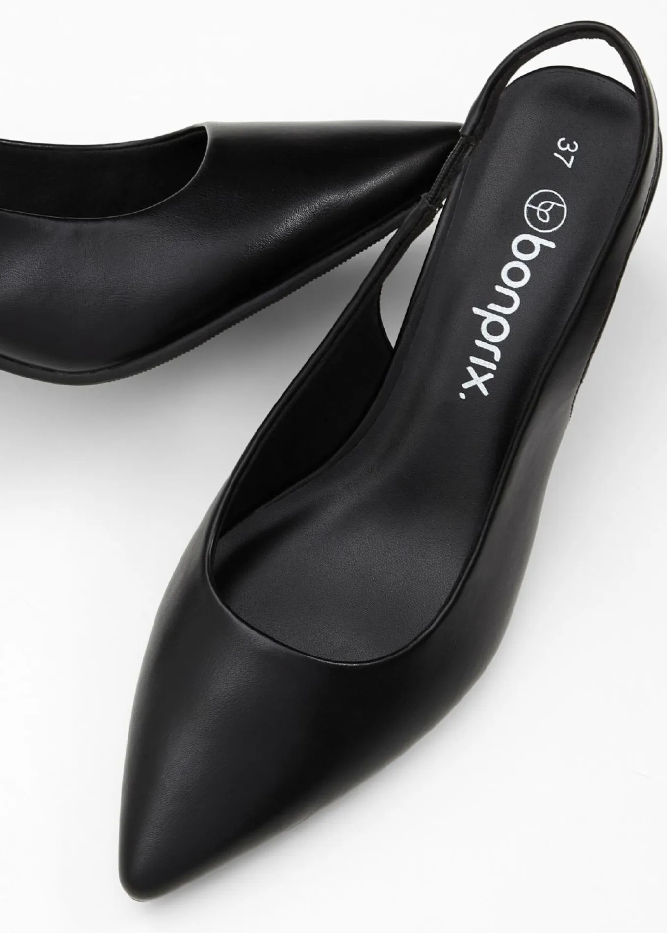 Zapatos con tacón grueso y talón al descubierto