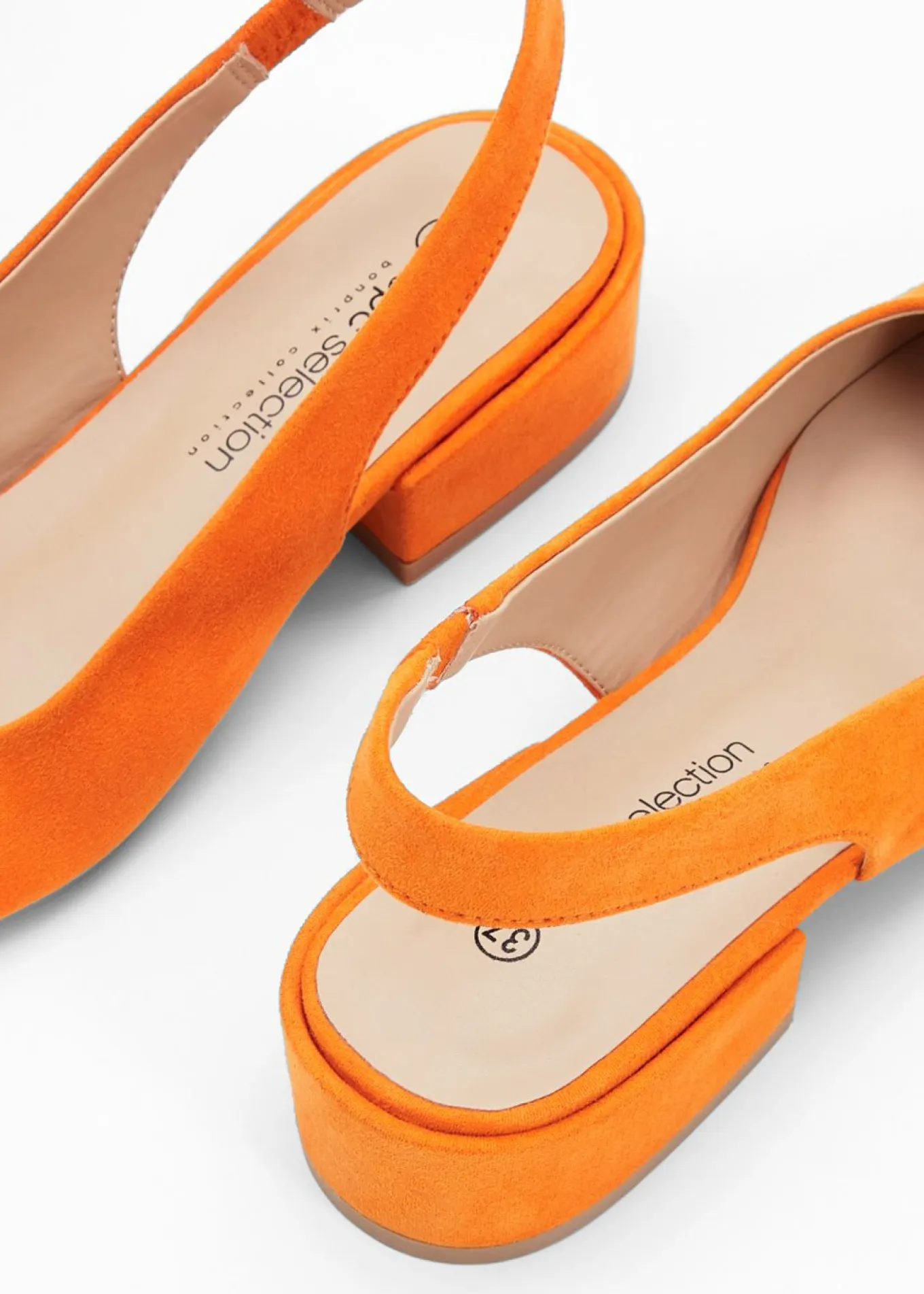 Zapatos con tacón plano y talón al descubierto