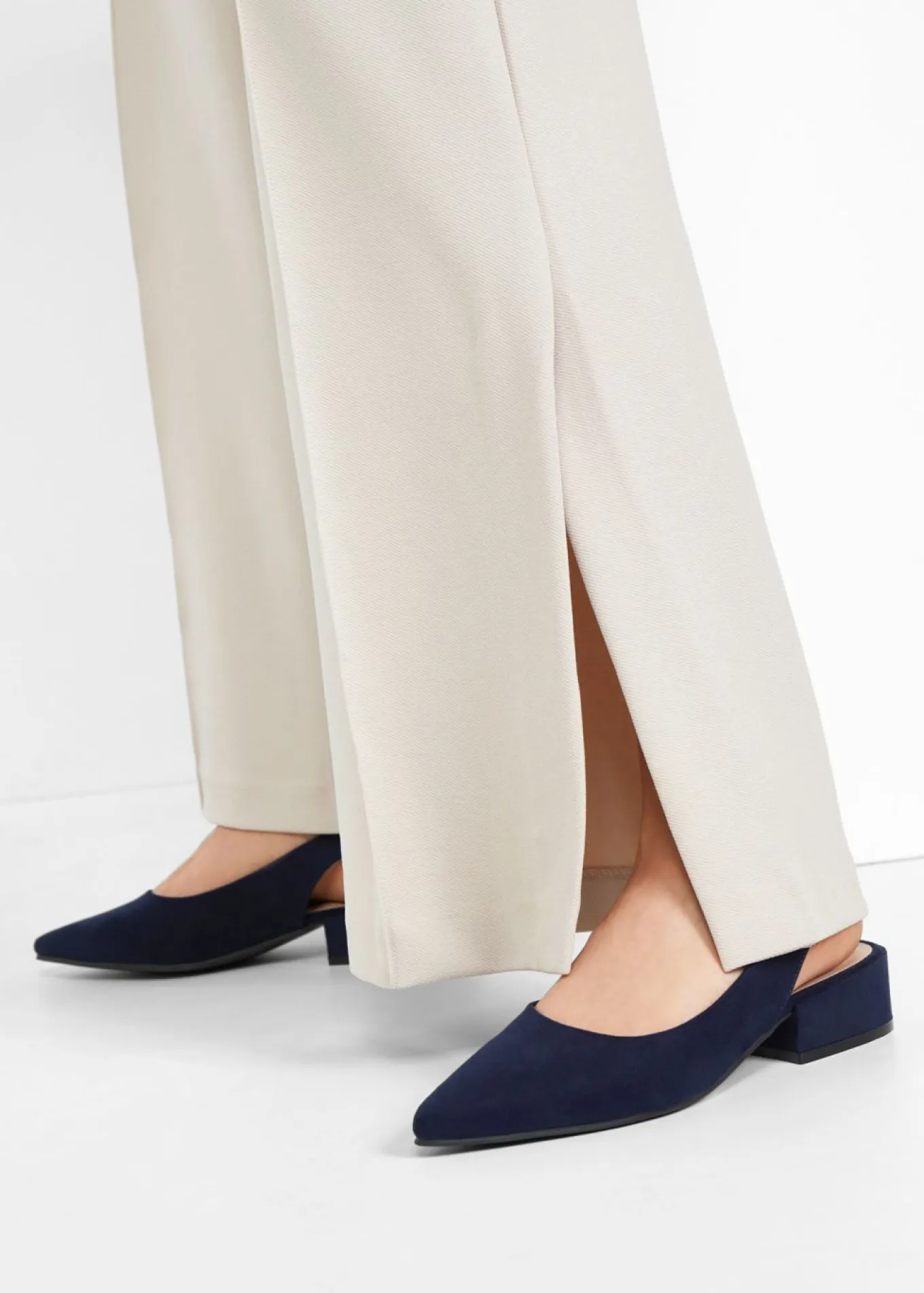 Zapatos con tacón plano y talón al descubierto