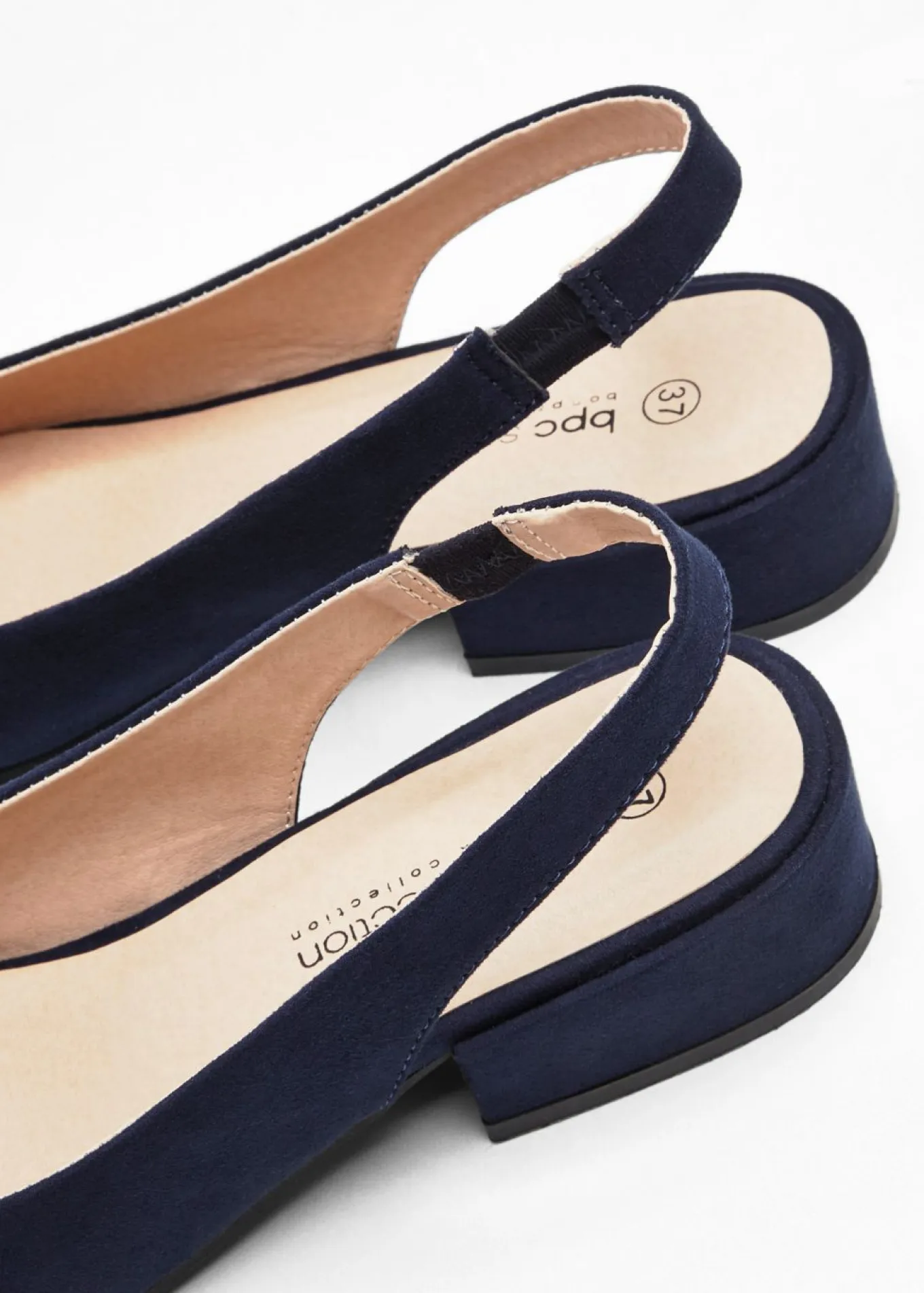 Zapatos con tacón plano y talón al descubierto