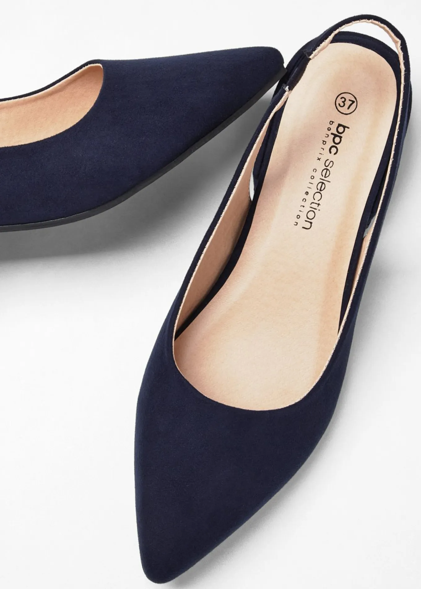 Zapatos con tacón plano y talón al descubierto