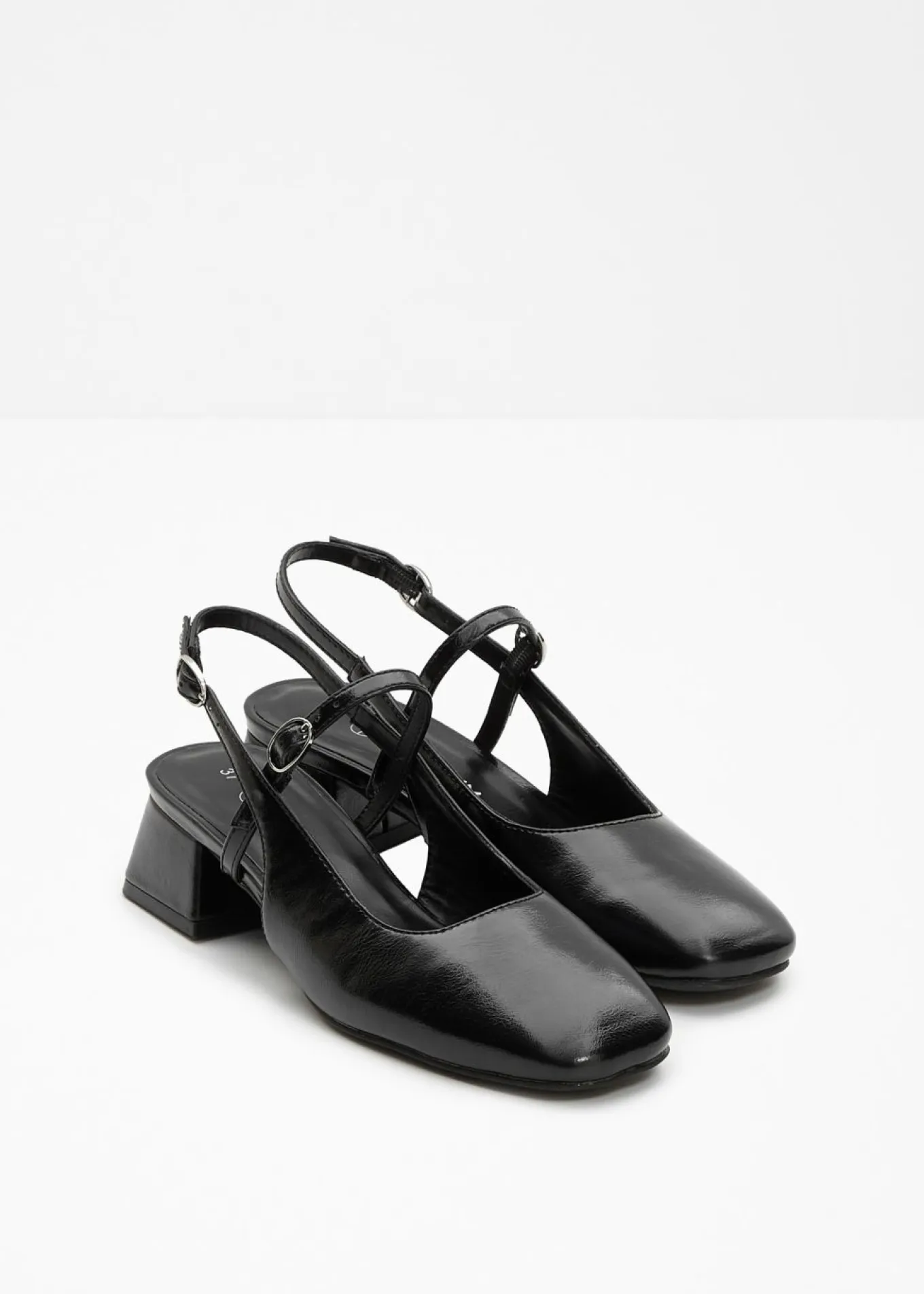 Zapatos con talón al descubierto y tira