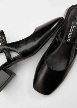 Zapatos con talón al descubierto y tira