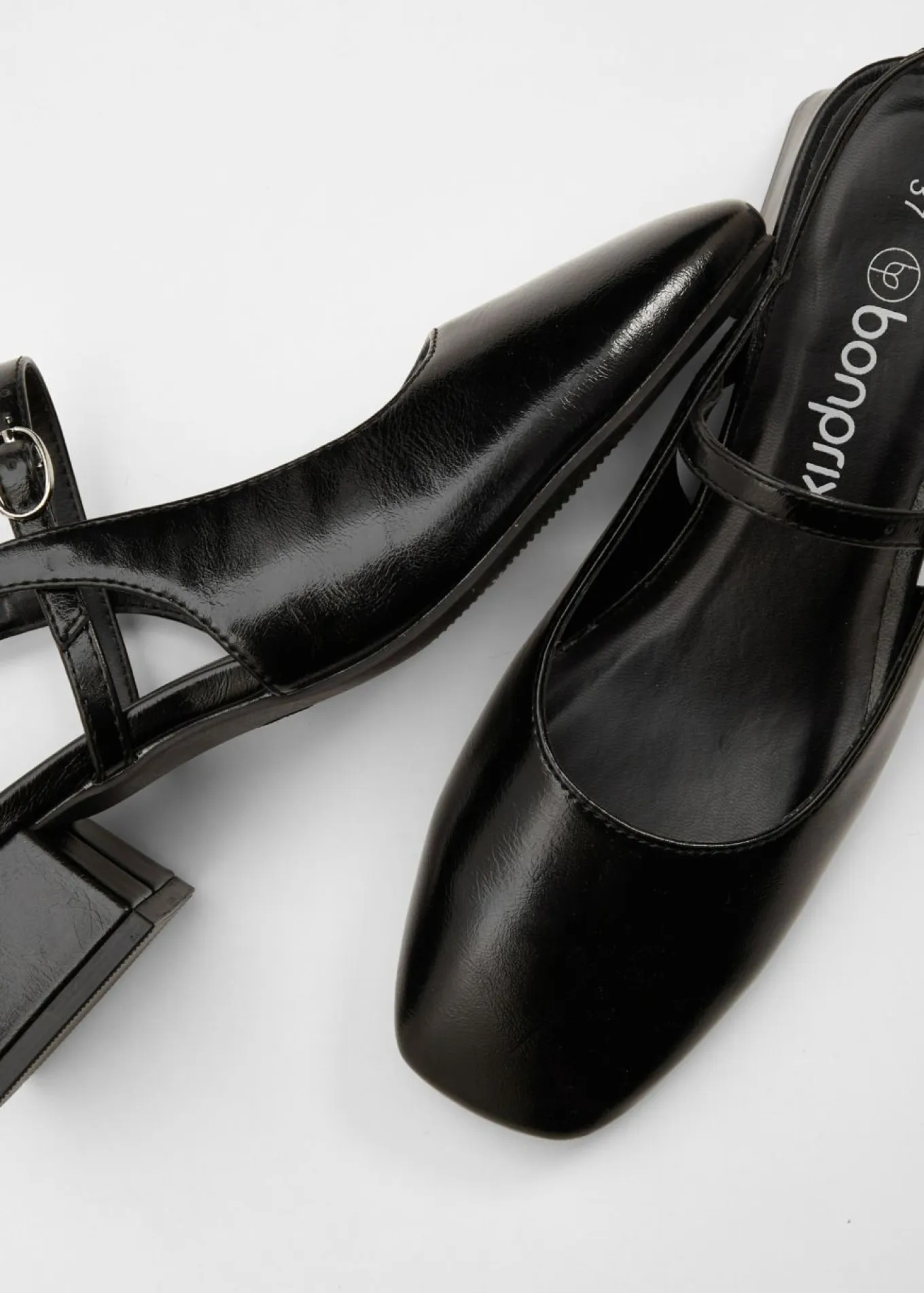 Zapatos con talón al descubierto y tira