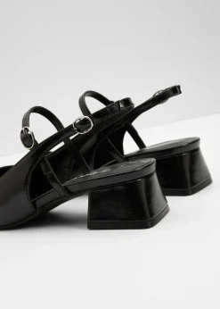 Zapatos con talón al descubierto y tira