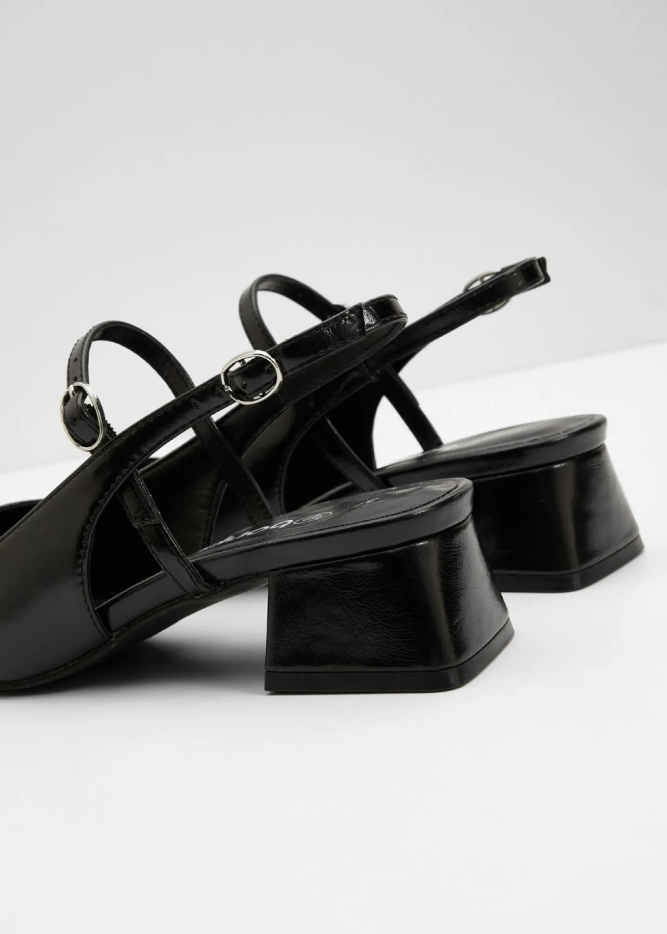 Zapatos con talón al descubierto y tira