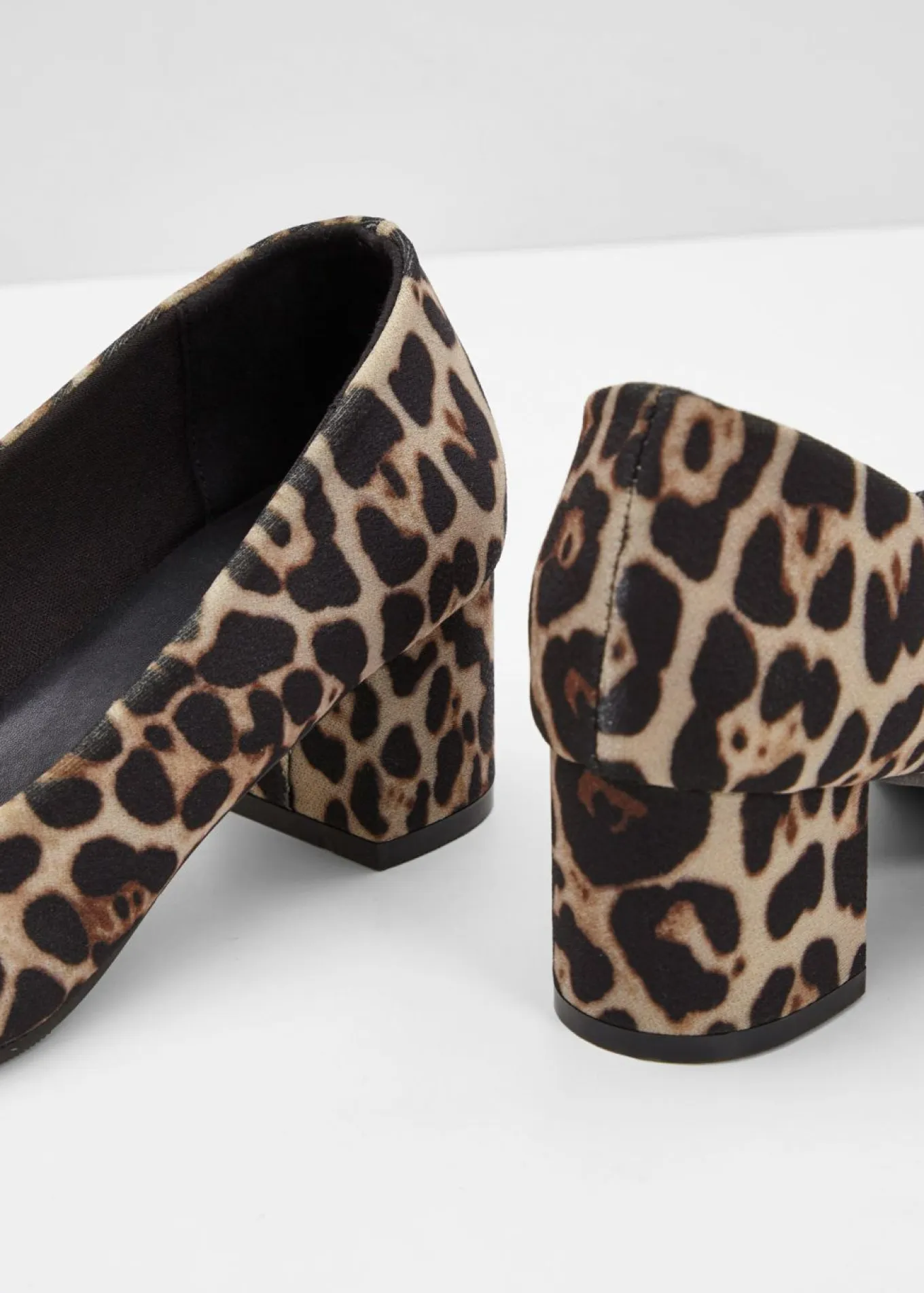 Zapatos de salón con aspecto animal