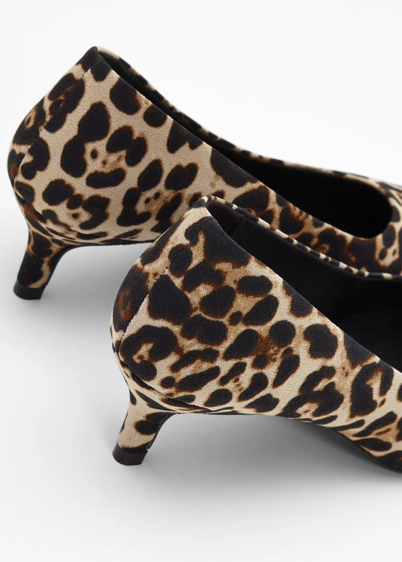 Zapatos de salón con aspecto animal