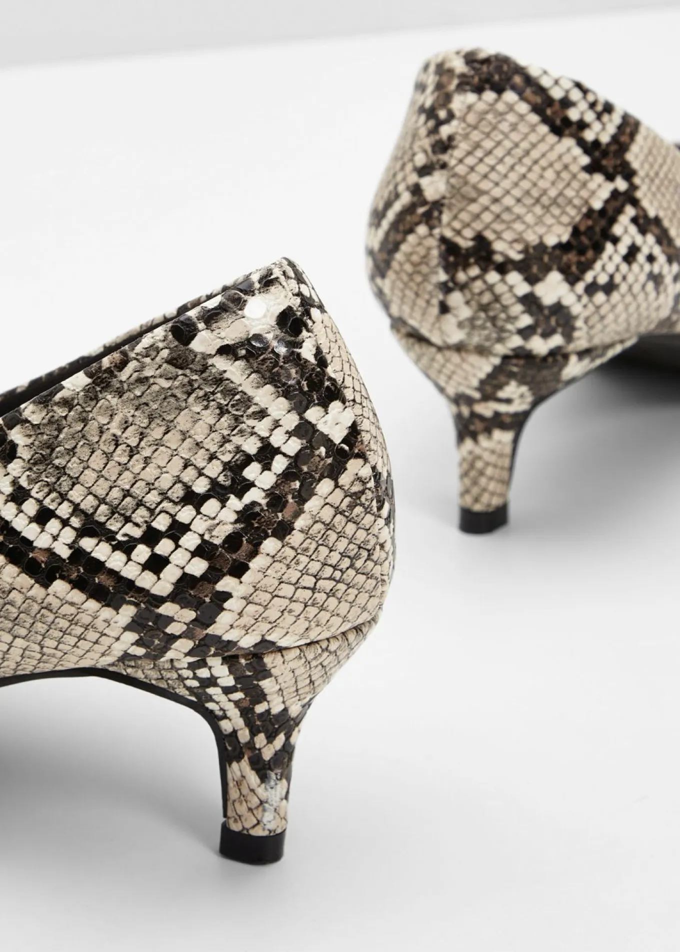 Zapatos de salón con aspecto animal