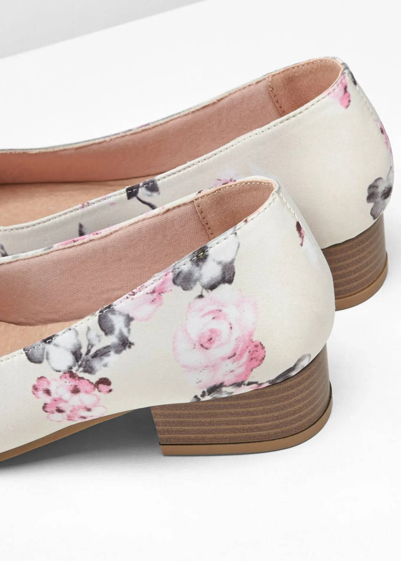 Zapatos de tacón con tacón ancho