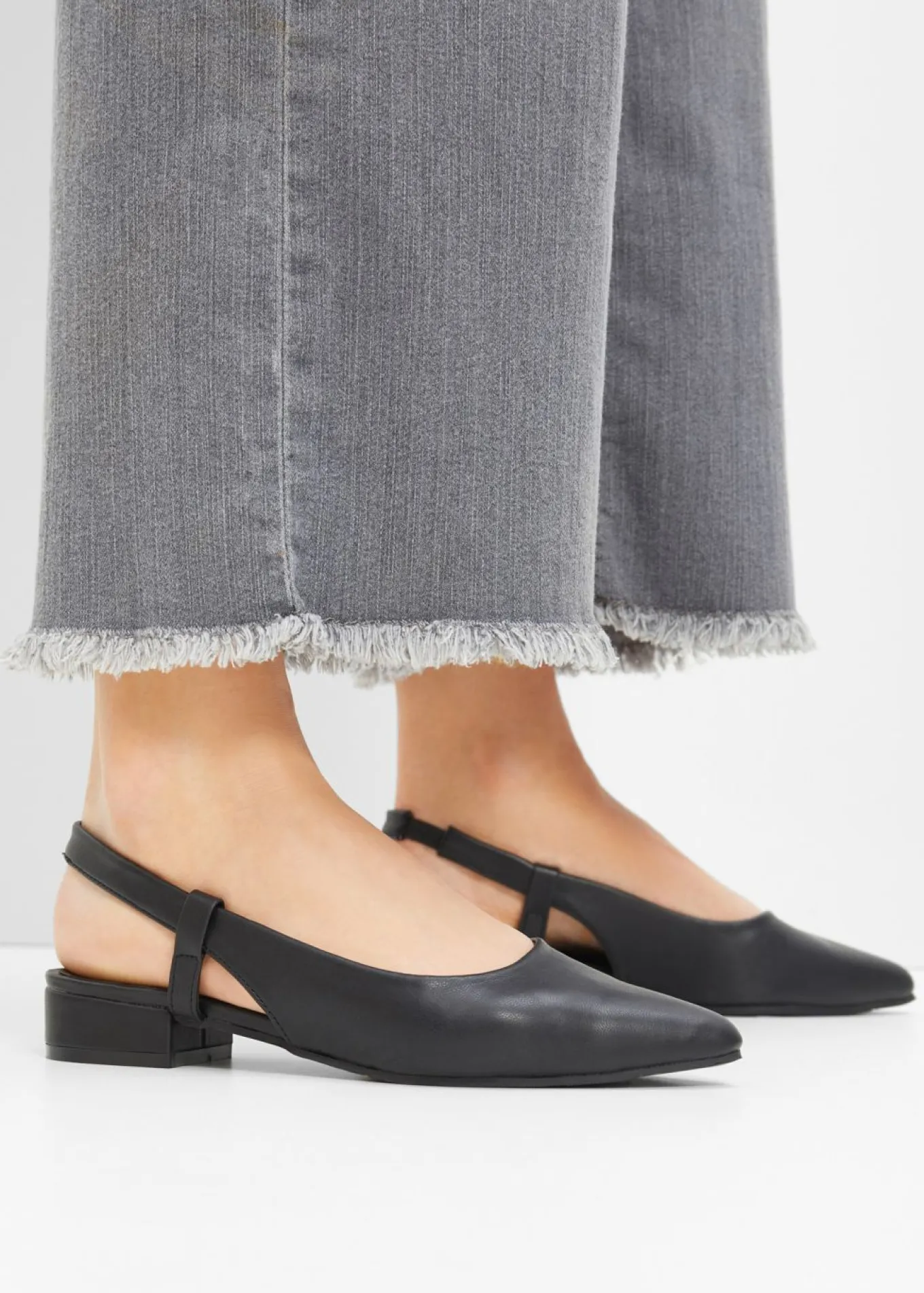 Zapatos de tacón con talón al descubierto