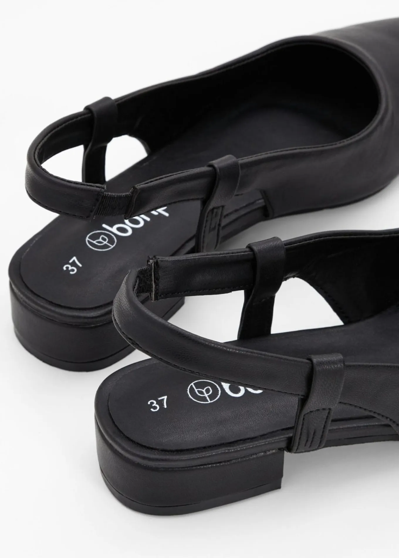 Zapatos de tacón con talón al descubierto
