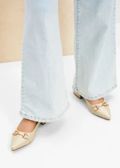 Zapatos de tacón con talón al descubierto