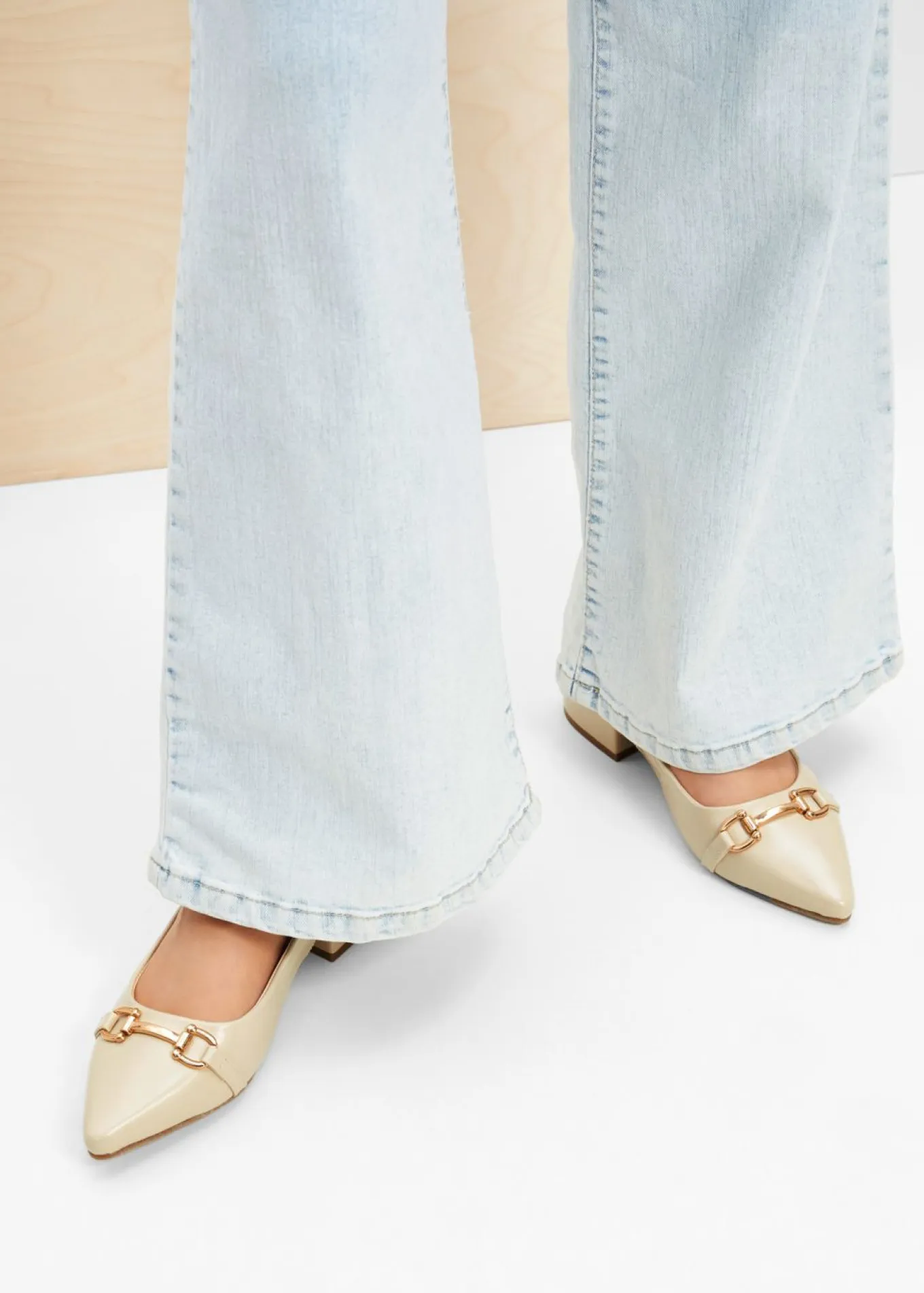 Zapatos de tacón con talón al descubierto